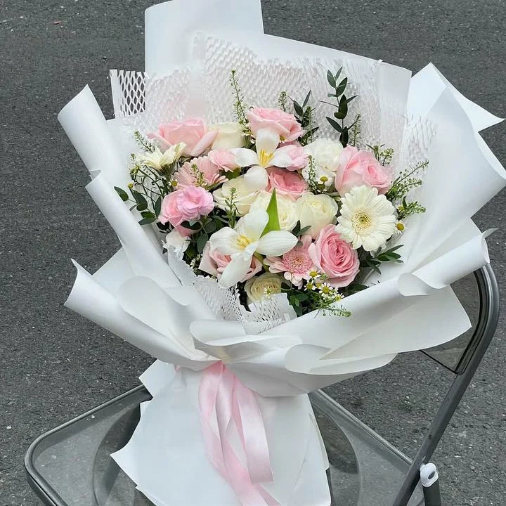 Hồng Và Ly Trắng Nơ Hồng