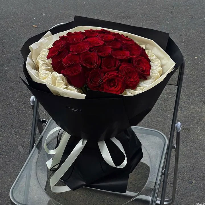 Hồng Đỏ Viền Kem Giấy Đen