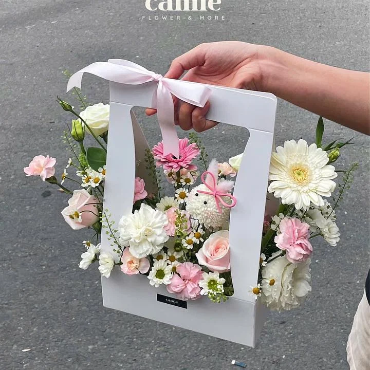 Giỏ Hoa Quai Trắng Thỏ Hồng