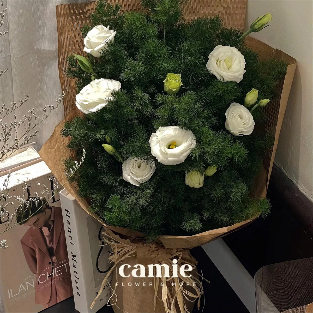 Cát Tường Trắng Nền Lá Xanh